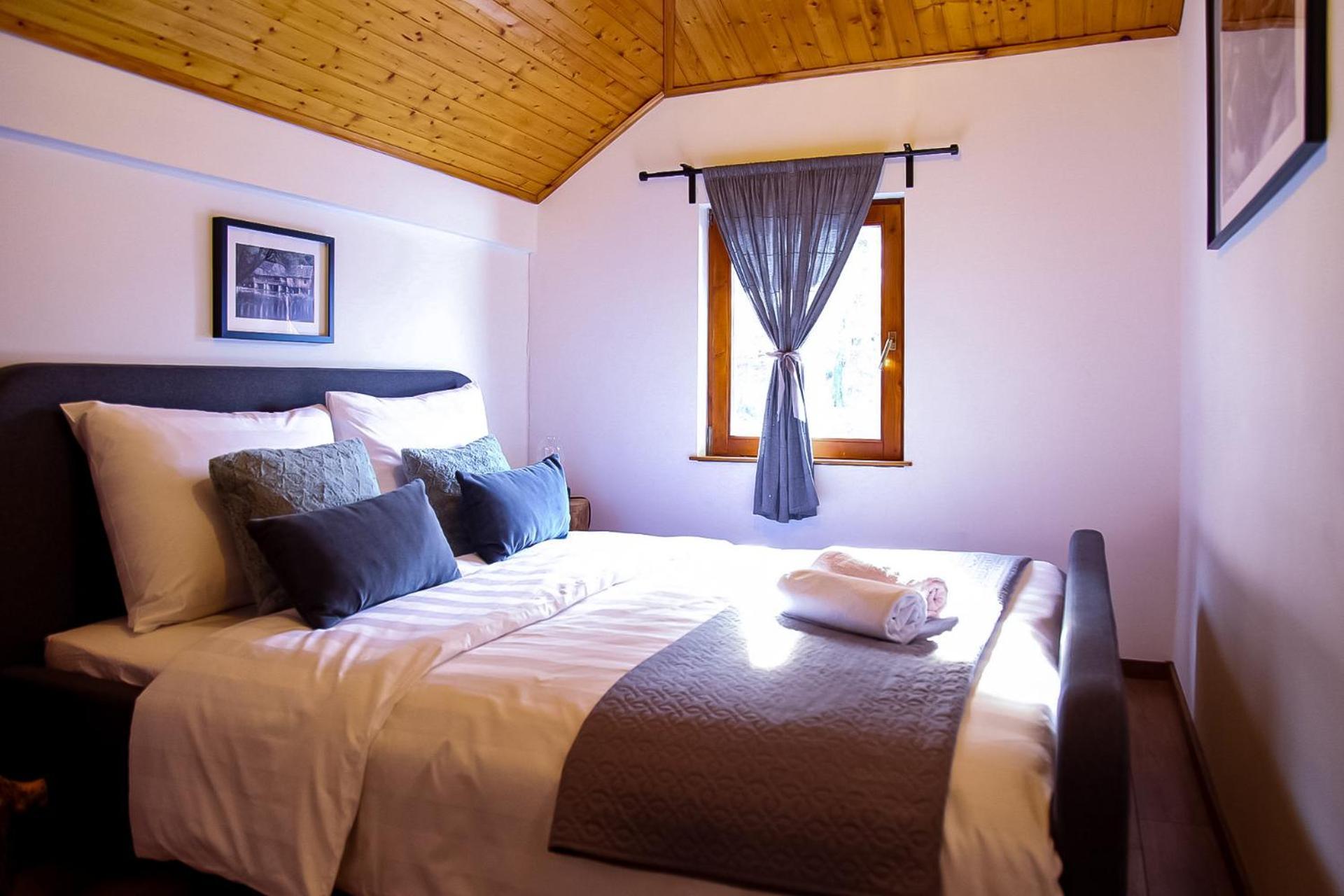 Woodenhouse With Two Apartments Otocac Ngoại thất bức ảnh