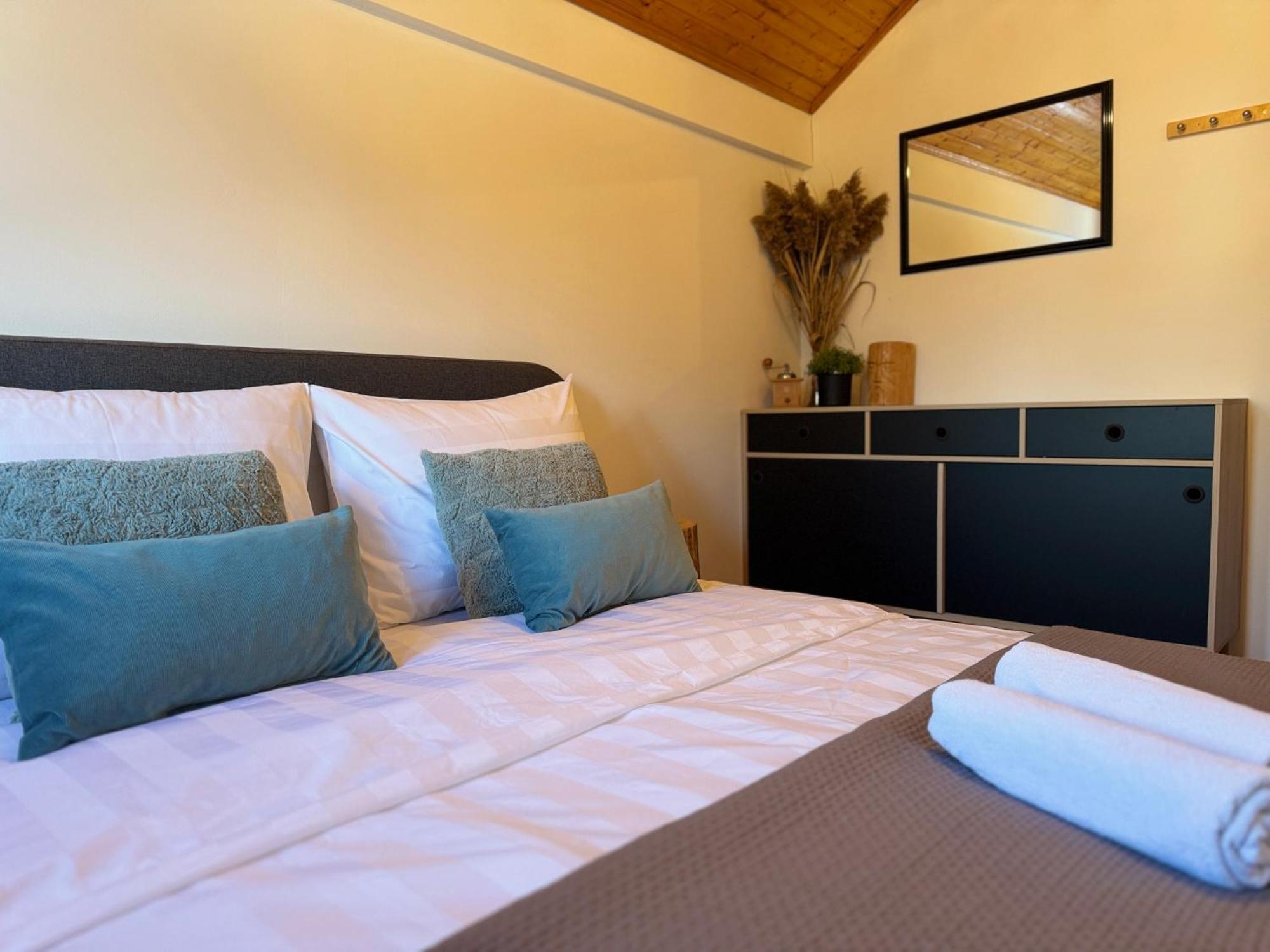 Woodenhouse With Two Apartments Otocac Ngoại thất bức ảnh