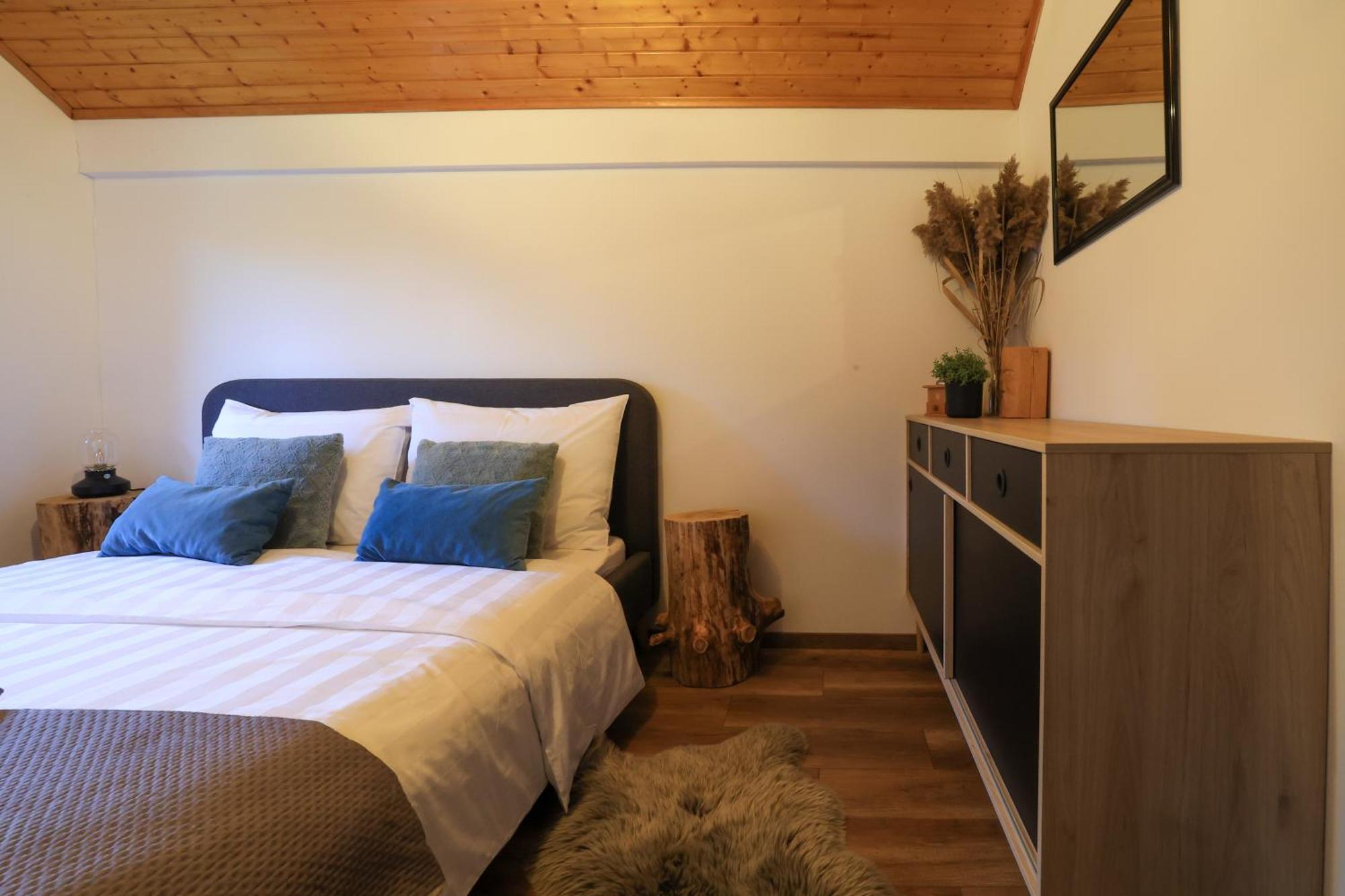 Woodenhouse With Two Apartments Otocac Ngoại thất bức ảnh