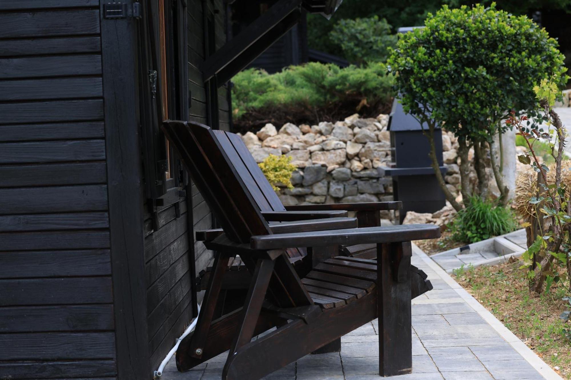 Woodenhouse With Two Apartments Otocac Ngoại thất bức ảnh