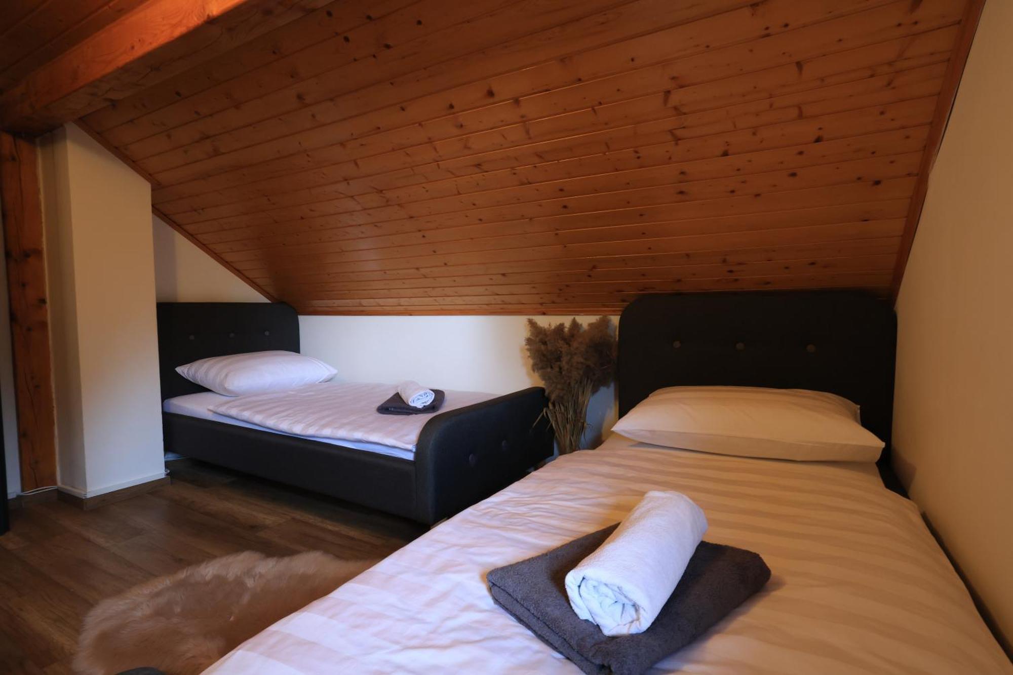Woodenhouse With Two Apartments Otocac Ngoại thất bức ảnh