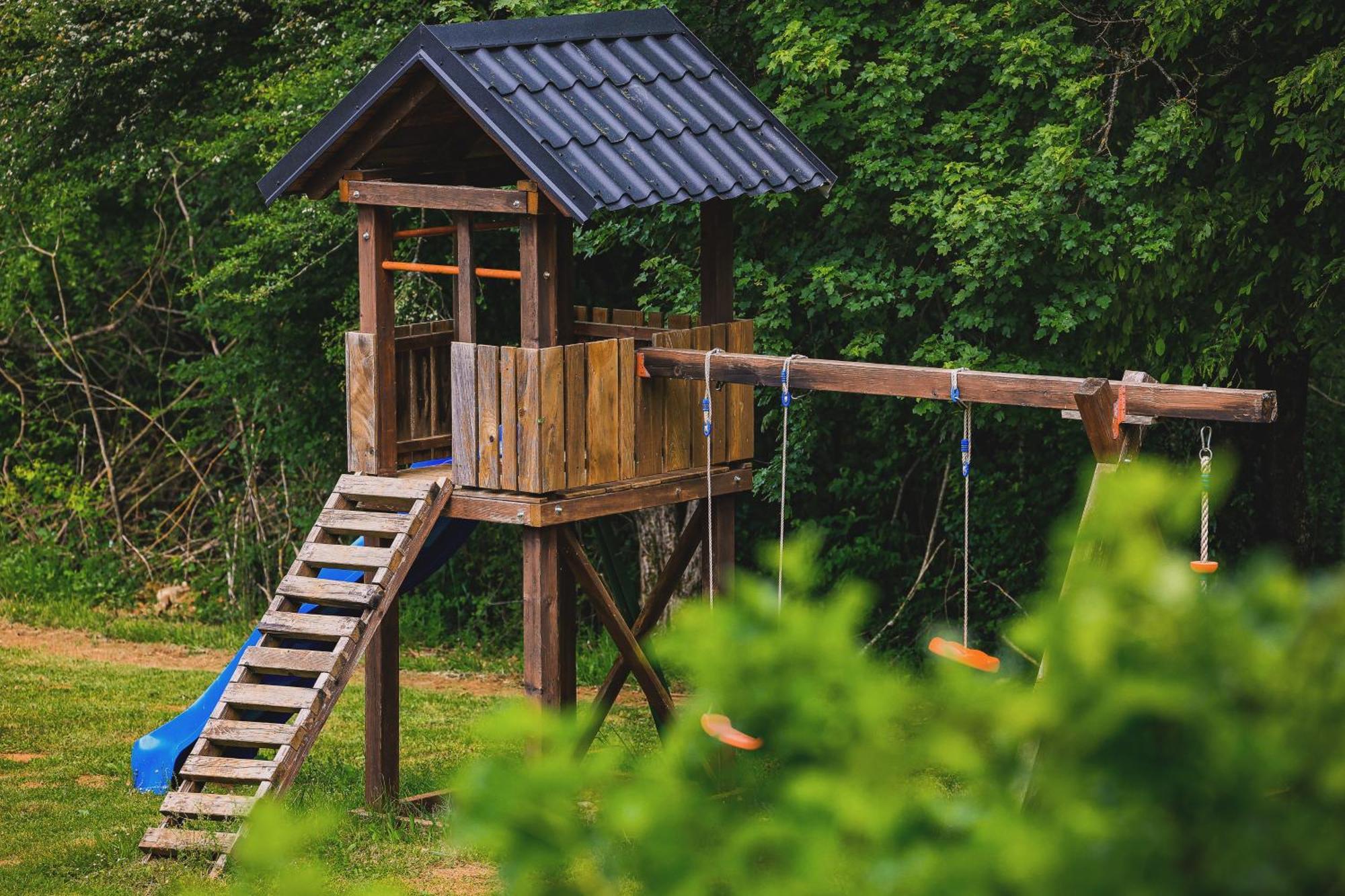 Woodenhouse With Two Apartments Otocac Ngoại thất bức ảnh