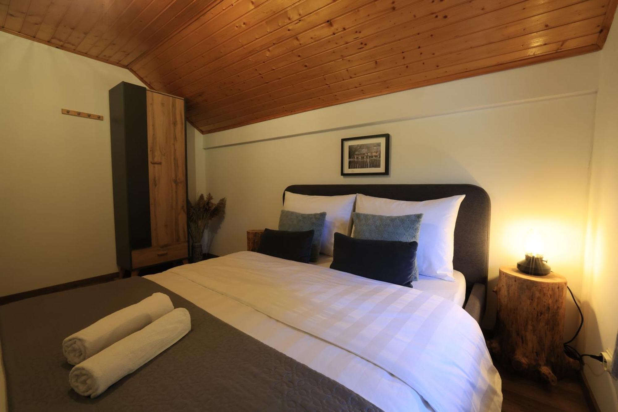 Woodenhouse With Two Apartments Otocac Ngoại thất bức ảnh